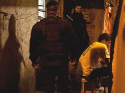 Policías brasileños se toman en la madrugada, en menos de media hora y sin violencia el estratégico complejo de favelas de Cajú. AFP /