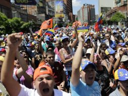 Cientos de opositores protestan en solidaridad con un grupo de estudiantes encadenados en una calle de Caracas. EFE /