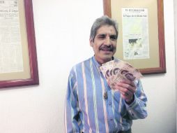 Ganador. Otilio Jiménez Guzmán muestra su premio. EL INFORMADOR /