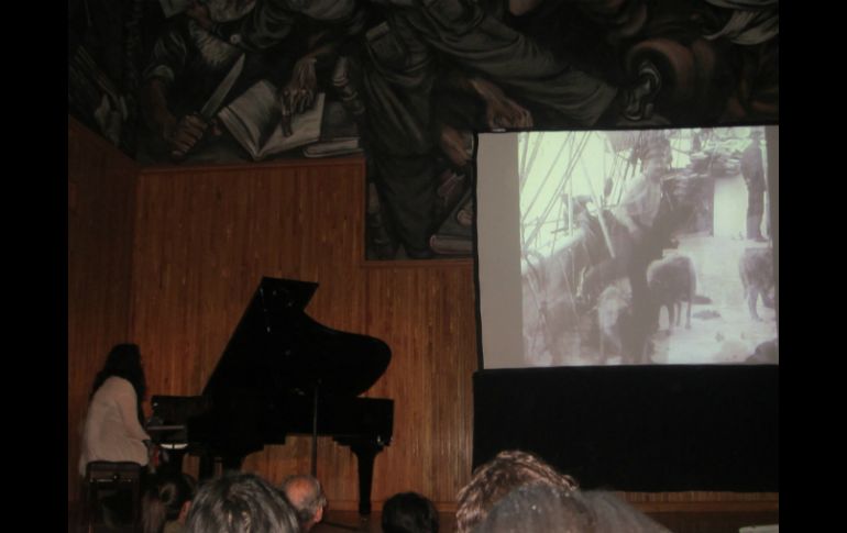 Deborah Silberer (i) al momento de ejecutar piezas durante la proyección de Margaret Day.  /