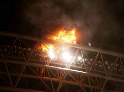 Imagen del incendio en el Estadio Nacional. EFE /