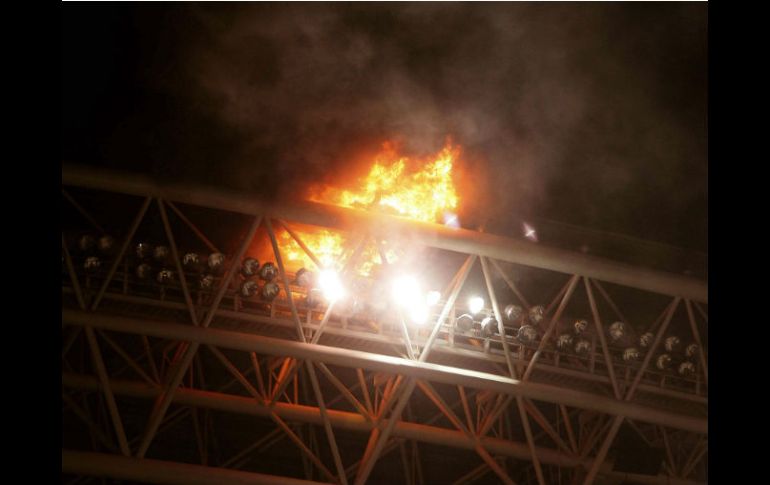 Imagen del incendio en el Estadio Nacional. EFE /