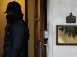 Un policía británico hace guardia frente al hospital King Edward VII de Londres. EFE /