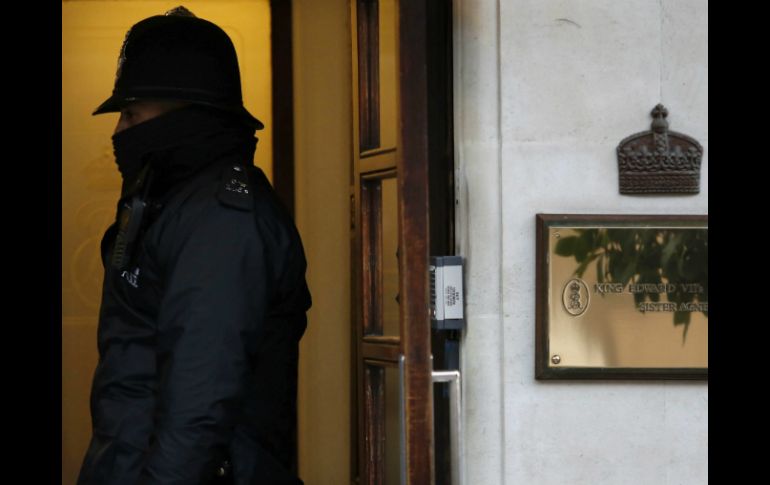 Un policía británico hace guardia frente al hospital King Edward VII de Londres. EFE /