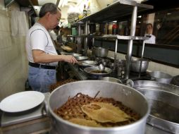 Un cocinero prepara sopa de aleta de tiburón en un restaurante de Bangkok. ARCHIVO /