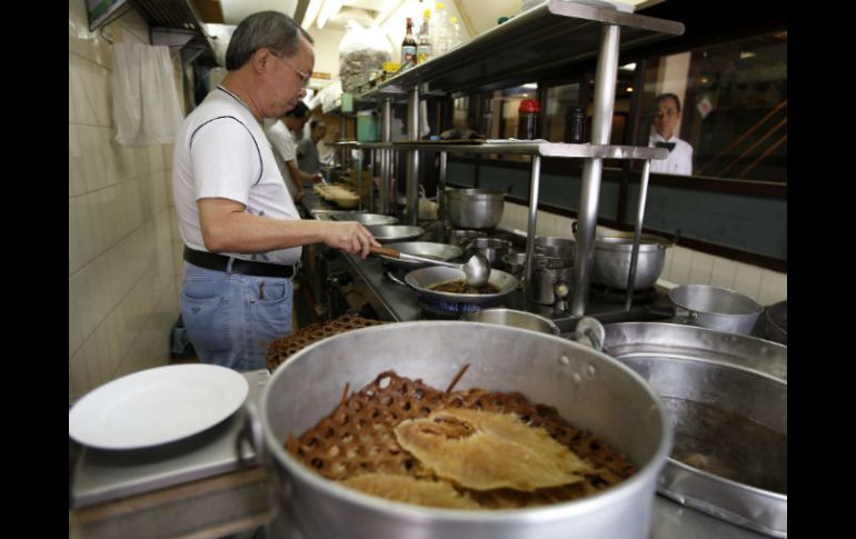 Un cocinero prepara sopa de aleta de tiburón en un restaurante de Bangkok. ARCHIVO /