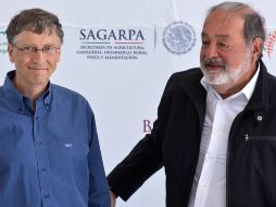 Imagen de archivo de AFP en la que aparece Carlos Slim (d) junto a Bill Gates (i). AFP /