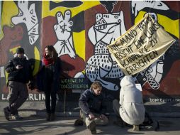 Desde temprano y a pesar de las bajas temperatura, ciudanos montan guardia ante el histórico muro. EFE /