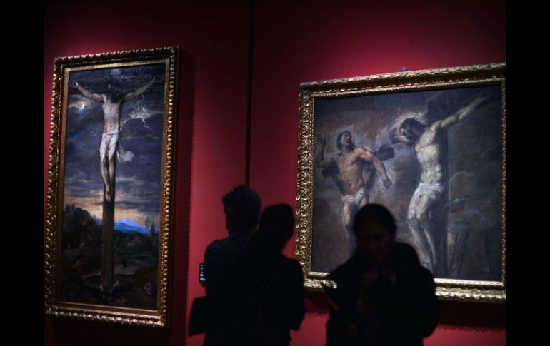 La exposición discurre en penumbra a lo largo del palacio dando protagonismo a las pinturas. AFP /