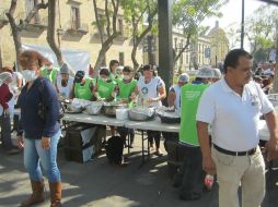 Limpieza. La encargadas de servir la comida usan guantes y cubrebocas .  /