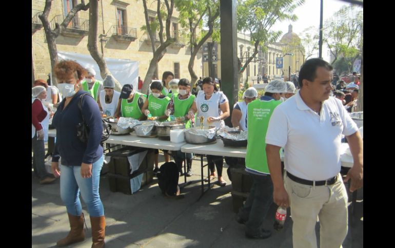 Limpieza. La encargadas de servir la comida usan guantes y cubrebocas .  /