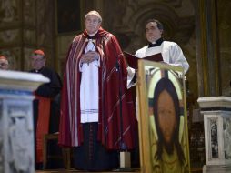 El cardenal Christoph Schoenborn, atiende una misa en la Comunidad San Egidio, Iglesia de San Bartolomé, Roma. EFE /