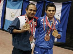 .Ramón Cruz (i) muestra su medalla de oro junto al panameño Germán Preciado (d). EFE /