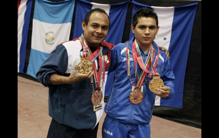 .Ramón Cruz (i) muestra su medalla de oro junto al panameño Germán Preciado (d). EFE /