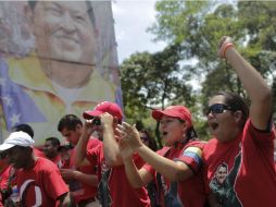 Un grupo de chavistas grita consignas de apoyo en las inmediaciones del Hospital MIlitar Dr. Carlos Arvelo en Caracas. EFE /