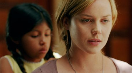 Prácticamente tres cuartas partes de la actuación de Abbie Cornish es en español. EFE /