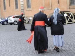 Un cardenal llega ayudado de una monja para participar en la tercera congregación de cardenales. EFE /