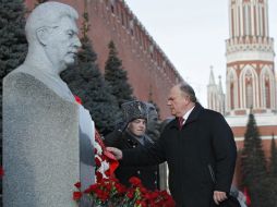 El líder de los comunistas rusos, Guennadi Ziuganov, coloca flores ante la tumba del dictador soviético Iosif Stalin. EFE /