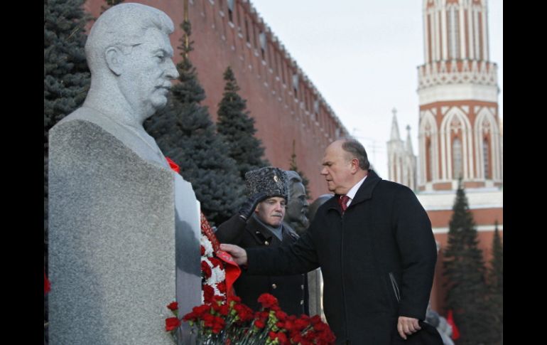 El líder de los comunistas rusos, Guennadi Ziuganov, coloca flores ante la tumba del dictador soviético Iosif Stalin. EFE /