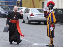 El cardenal canadiense Marc Quellet saluda a un miembro de la Guardia Suiza mientra llega a la reunión. EFE /