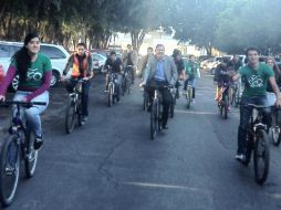 Héctor Nuñez (c), director del Tec de Monterrey durante el recorrido por la nueva ciclovía. ESPECIAL /