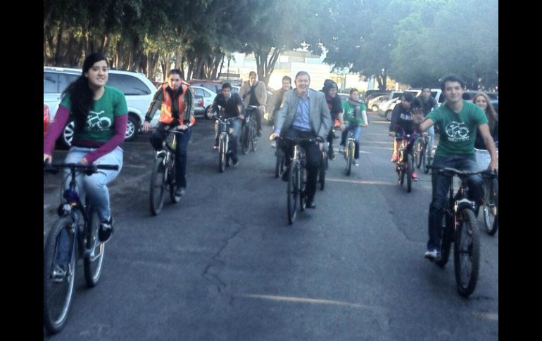 Héctor Nuñez (c), director del Tec de Monterrey durante el recorrido por la nueva ciclovía. ESPECIAL /