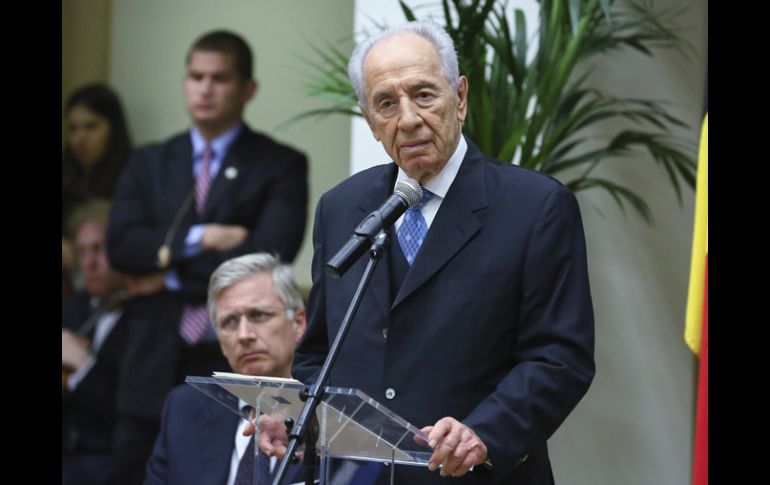 Simón Peres condecoró a 22 ciudadanos belgas que arriesgaron su vida para salvar a judíos durante el Holocausto. EFE /