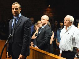 El padre de Pistorus (der) también enfrentará la justicia en Sudáfrica. AP /