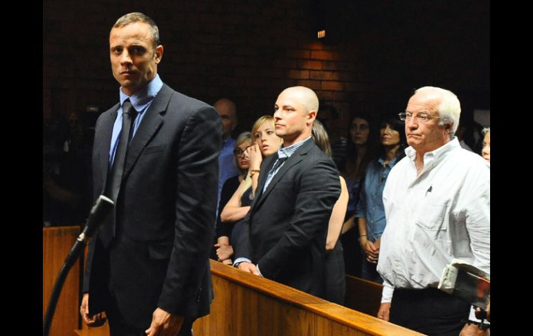 El padre de Pistorus (der) también enfrentará la justicia en Sudáfrica. AP /