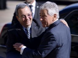 Chuck Hagel (d) junto con Ehud Barak (i) antes de ingresar al Pentágono. EFE /