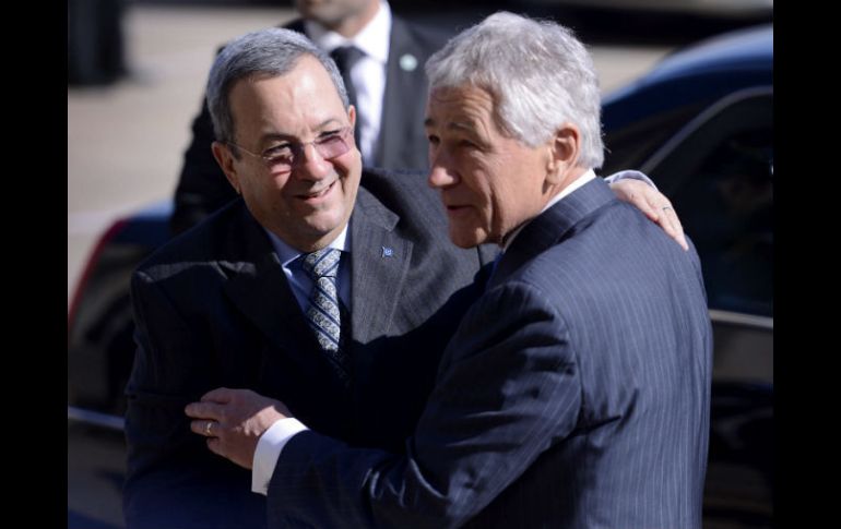 Chuck Hagel (d) junto con Ehud Barak (i) antes de ingresar al Pentágono. EFE /