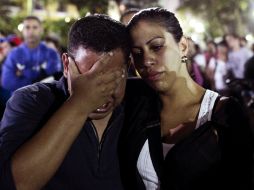 Seguidores de Chávez lloran en la Plaza Bolívar de Caracas. AFP /