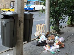 La falta administrativa que más se comete en el Centro Histórico de Guadalajara es el tirar basura en la vía pública. ARCHIVO /