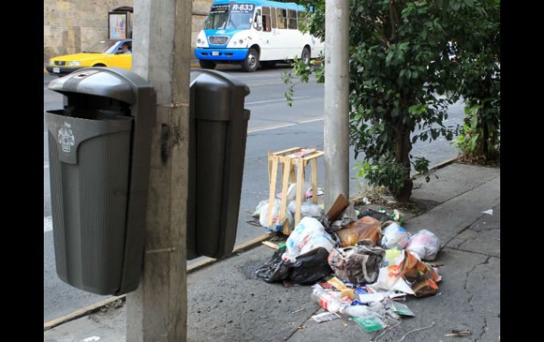 La falta administrativa que más se comete en el Centro Histórico de Guadalajara es el tirar basura en la vía pública. ARCHIVO /