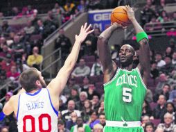 Certero. Kevin Garnett (5) dispara ante la marca de Spencer Hawes. AP /