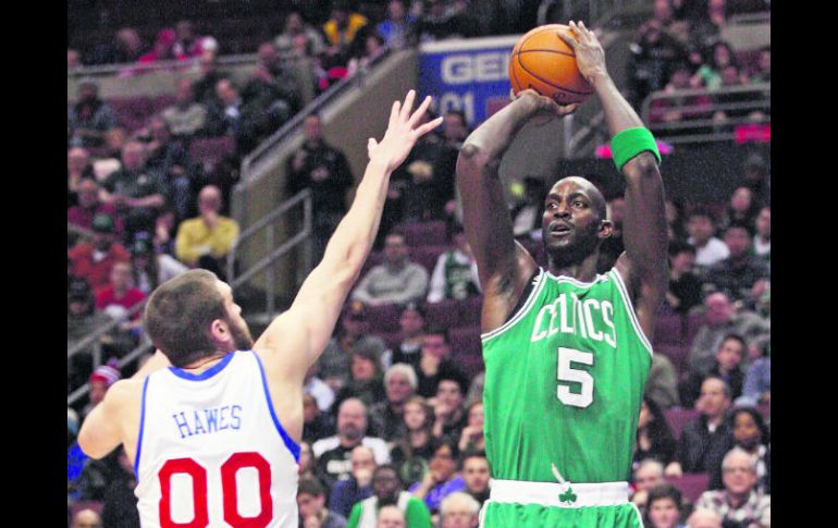 Certero. Kevin Garnett (5) dispara ante la marca de Spencer Hawes. AP /