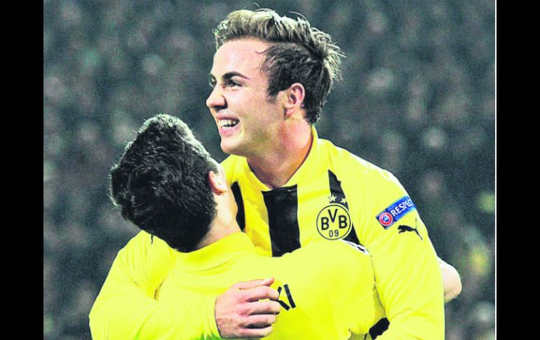 Ya los buscan. Mario Goetze (10) y Robert Lewandowski son pretendidos por los grandes de Europa. EFE /