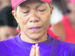 Pesadumbre. Una mujer ora por el fallecido presidente Hugo Chávez, afuera del Hospital Militar, en Caracas. AP /