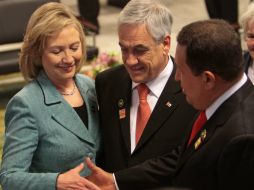 El presidente de Chile, Sebastián Piñera (c), al lado del ex mandatario venezolano Hugo Chávez. AP /