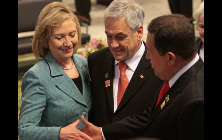 El presidente de Chile, Sebastián Piñera (c), al lado del ex mandatario venezolano Hugo Chávez. AP /