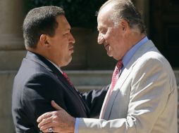 El rey Juan Carlos I de España (d) y el expresidente de Venezuela, Hugo Cháez, en Palma de Mallorca. AP /