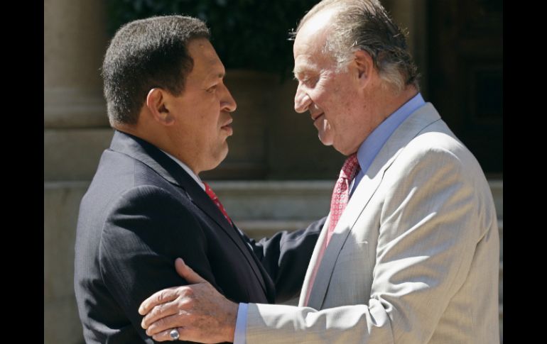 El rey Juan Carlos I de España (d) y el expresidente de Venezuela, Hugo Cháez, en Palma de Mallorca. AP /