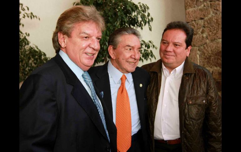 El cantante mexicano Marco Antonio Muñiz, Raúl Sánchez Carillo y Jorge Muñiz durante el festejo. NTX /