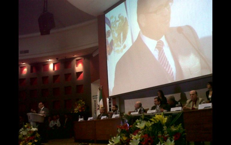 Pérez Gómez durante el informe en el auditorio del Centro Universitario de Ciencias de la Salud. ARCHIVO /