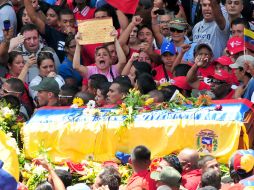 Partidarios del fallecido presidente venezolano Hugo Chavez ven pasar su ataúd. EFE /