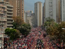 Vista de la multitud de acompaña al féretro de Chávez. ARCHIVO /