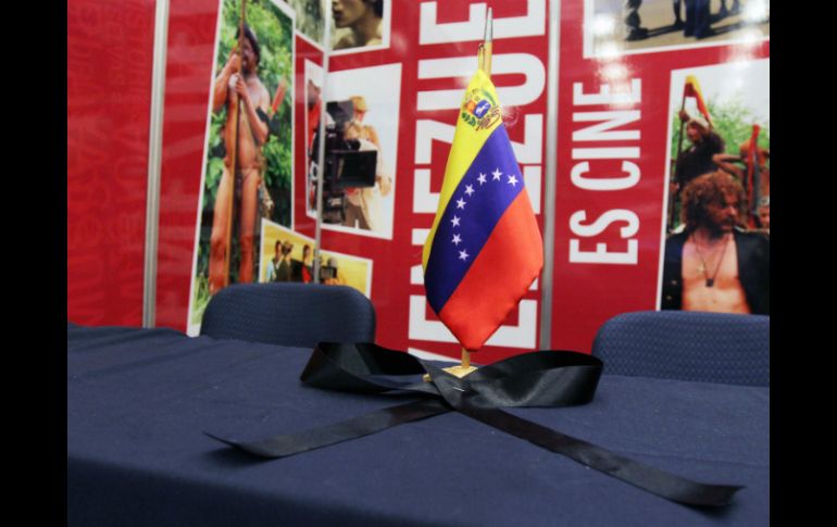 El stand de Venezuela en el FICG puso un moño negro por la memoria de Hugo Chávez. EL INFORMADOR /