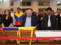 Fernández, Mujica y Morales, hacen guardia durante el funeral. AP /