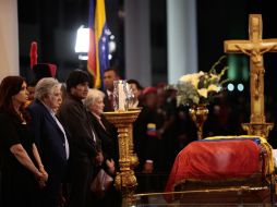 Los tres mandatarios resguardan el féretro de Chávez. AFP /