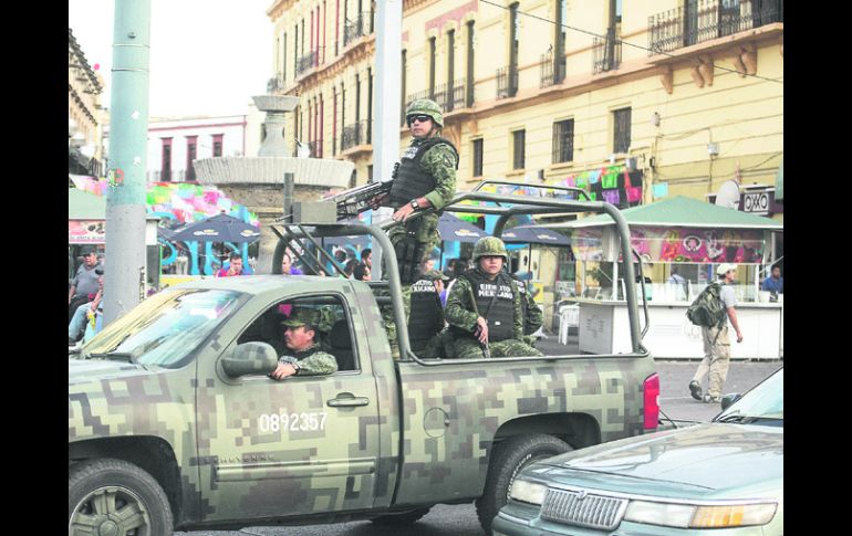 Fuerzas de seguridad ''limpiaron'' la zona del Mercado Libertad impidiendo que se instalaran vendedores ambulantes. EL INFORMADOR /